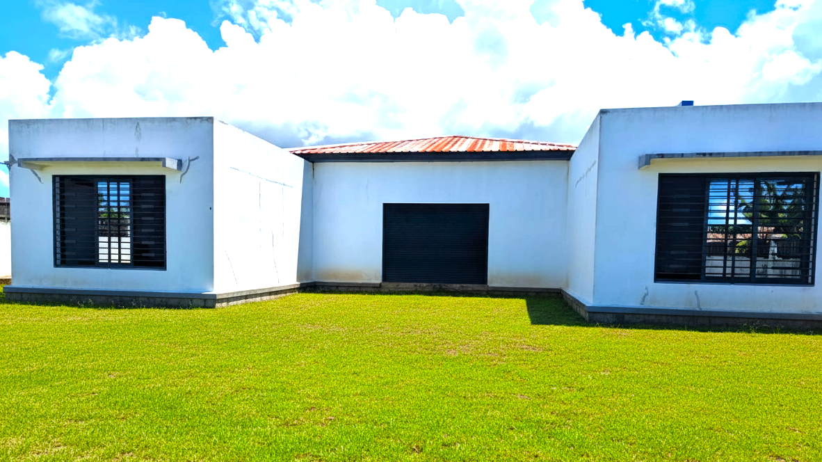 SPACIEUSE MAISON MEUBLÉE CLÔTURÉE – À GRAND POTENTIEL